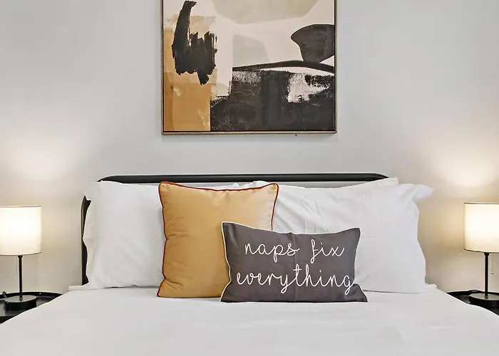 3br Beautifully Designed Close To Shops - Belmont A3 Apartment *
