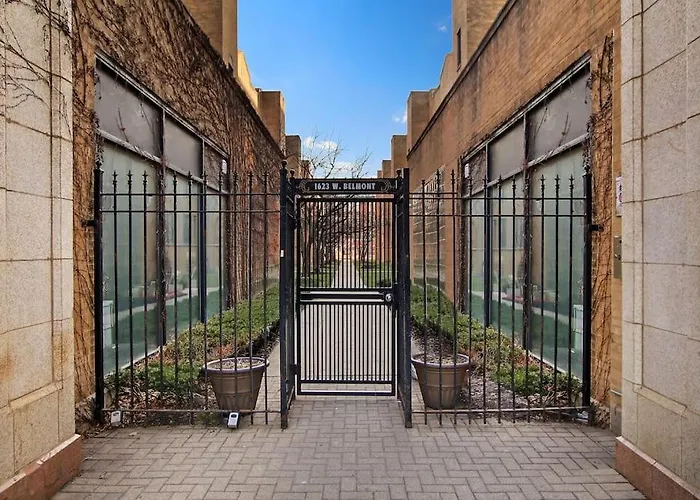 3br Beautifully Designed Close To Shops - Belmont A3 Apartment Chicago