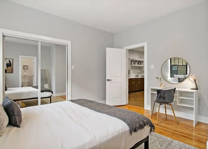 3br Beautifully Designed Close To Shops - Belmont A3 Apartment Chicago